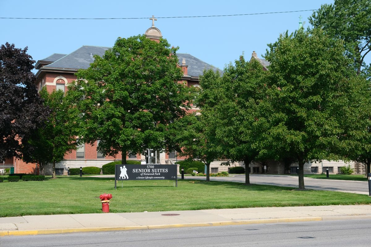 Senior Suites Chicago Norwood Park 3