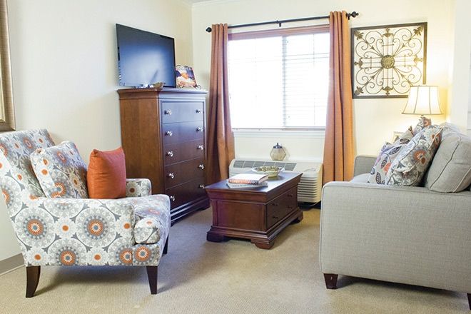 Senior living room at Juniper Village at Spicewood Summit with cozy furniture and modern amenities.