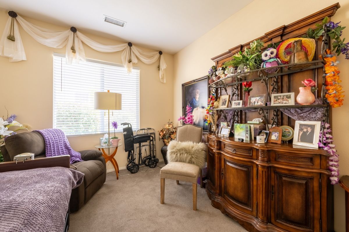 Mameleh & Tateleh's Upscale Living 4