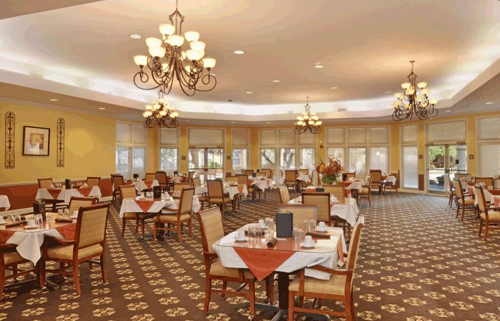 Senior living community dining room in Tempe with elegant architecture and home decor.