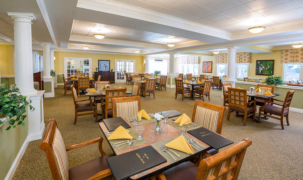 Seniors enjoying a meal in the dining room of Benchmark Senior Living at Robbins Brook.