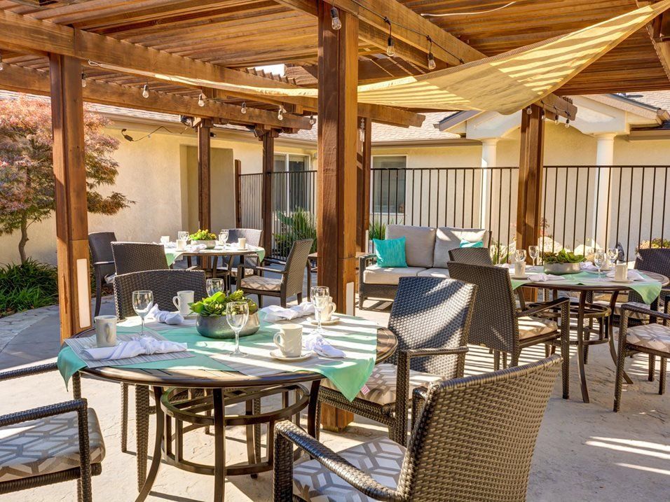 Senior living community dining area at Cogir of Turlock with indoor and outdoor seating.