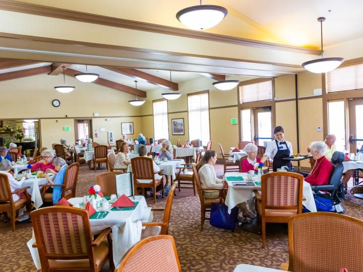 Senior adults enjoying mealtime in the dining room at Eskaton Village Placerville.