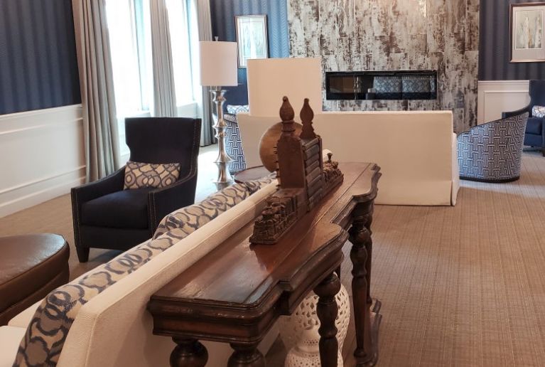 Senior living room in Sodalis Buda featuring elegant architecture, interior design, and home decor.