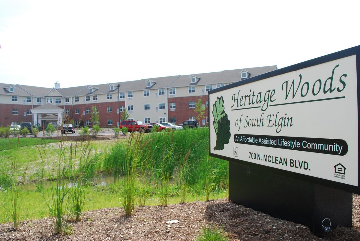 Senior living community, Heritage Woods of South Elgin, featuring lush greenery and modern architecture.