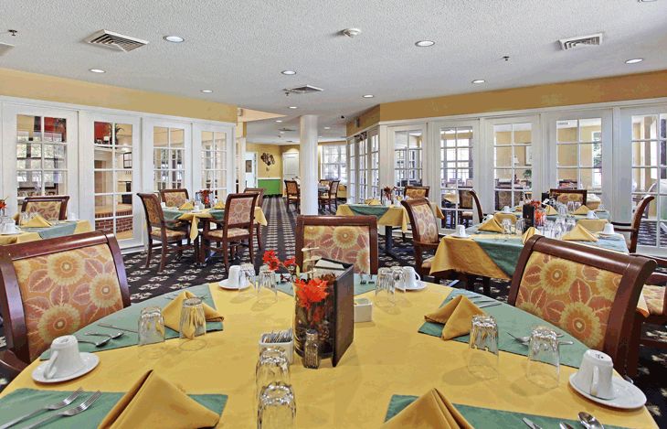 Senior living dining room at Willow Grove of Maumelle with tables, chairs, and home decor.