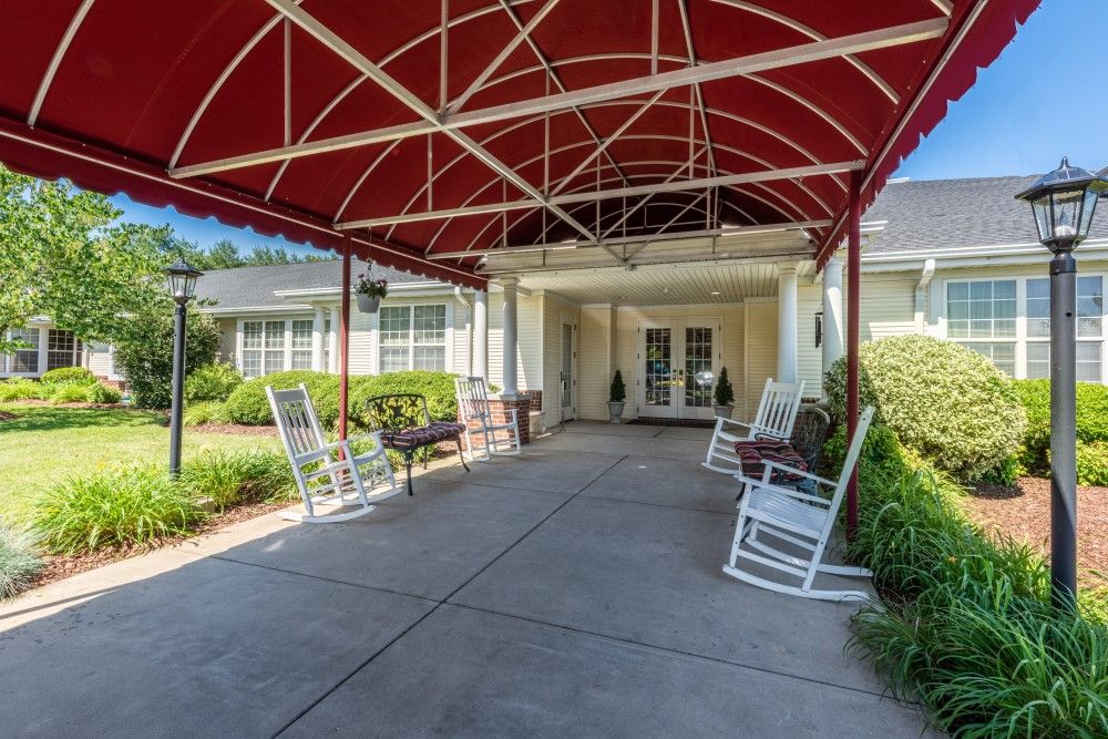 Senior living community, American House Johnson City, featuring indoor and outdoor spaces.