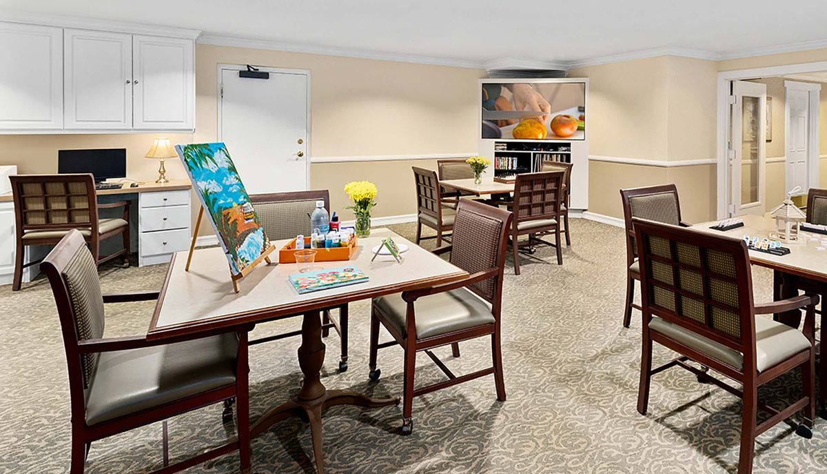 Senior living community Atria Encino Terrace featuring elegant dining room with modern decor.