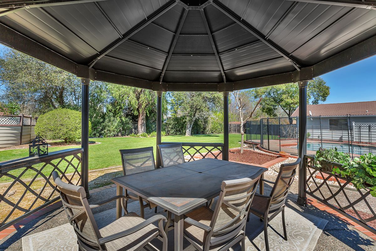 Senior living community Granite Bay Villas II featuring outdoor patio, indoor furniture and scenic nature views.