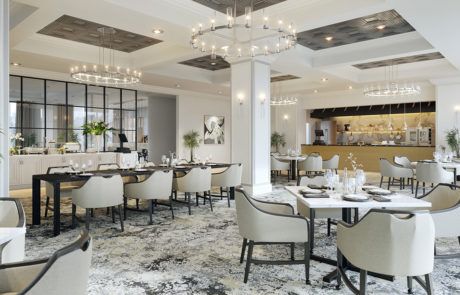 Vivante Newport Center's elegant senior living community featuring a well-furnished dining room.
