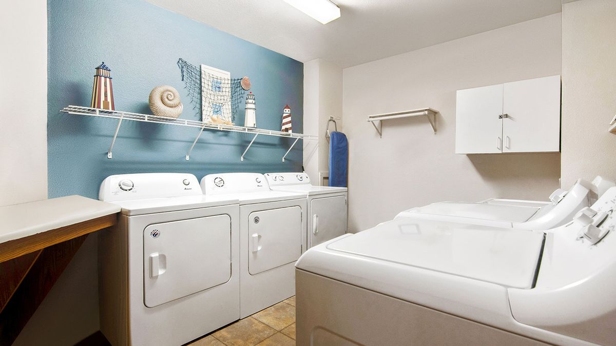 Holiday Gresham Manor (UPDATED) Get Pricing, See 37 Photos & See