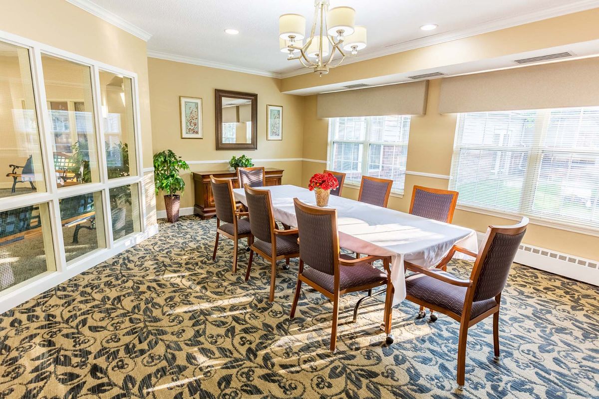 Senior living community Independence Village of Grand Ledge featuring elegant dining room with tasteful decor.