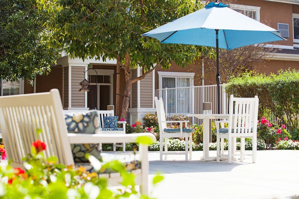 Senior living community Raincross at Riverside featuring indoor and outdoor dining areas.
