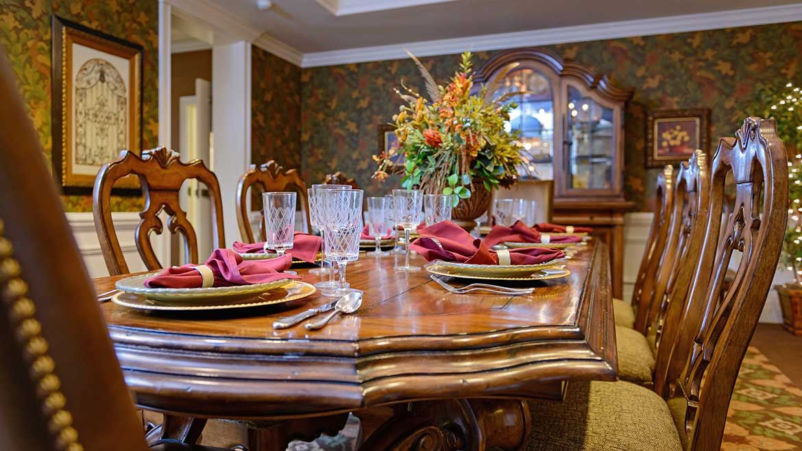 Senior living community at Garden Plaza of Greenbriar Cove featuring dining room with elegant furniture and floral decor.