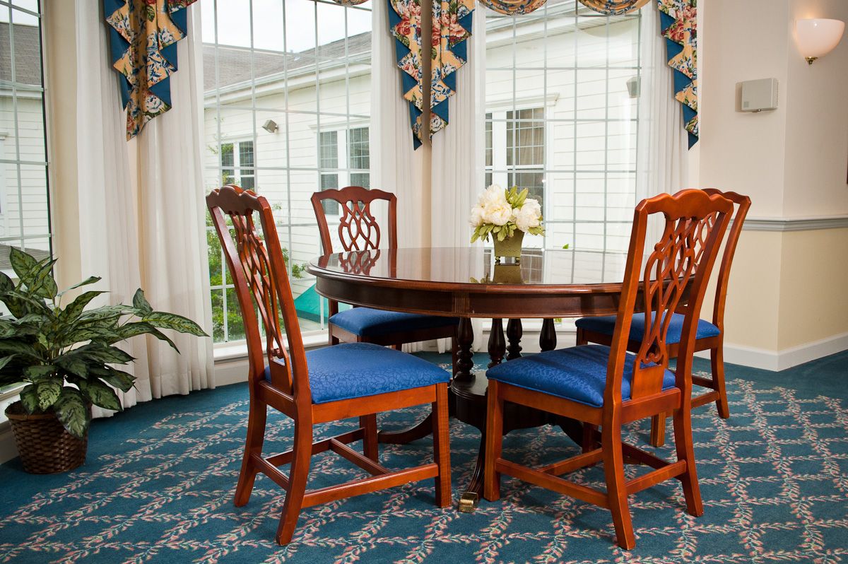 Senior living community at Spring Hills, Morristown featuring a well-furnished dining room with elegant home decor.