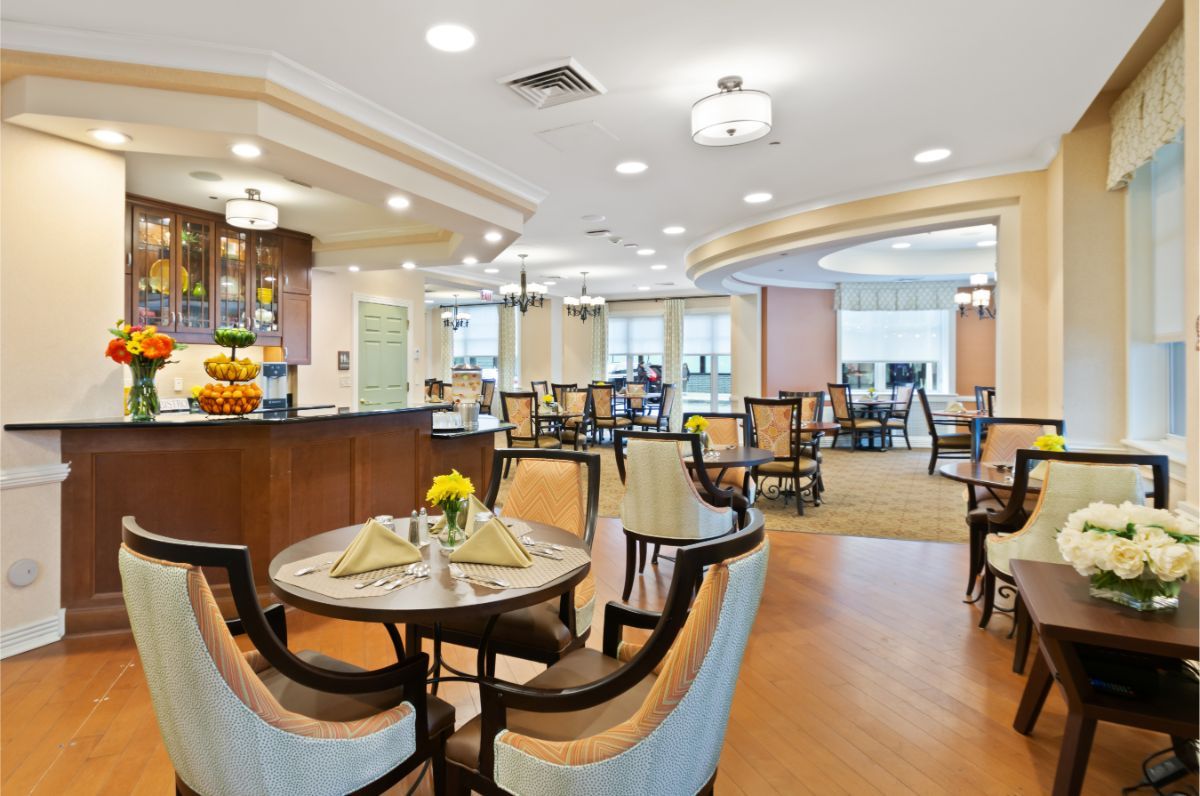 Senior living community Sunrise of Lincoln Park featuring elegant dining room architecture.