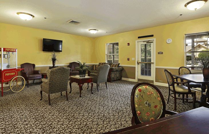 Senior living community Sodalis Tampa featuring elegant interior design, electronic amenities, and home decor.