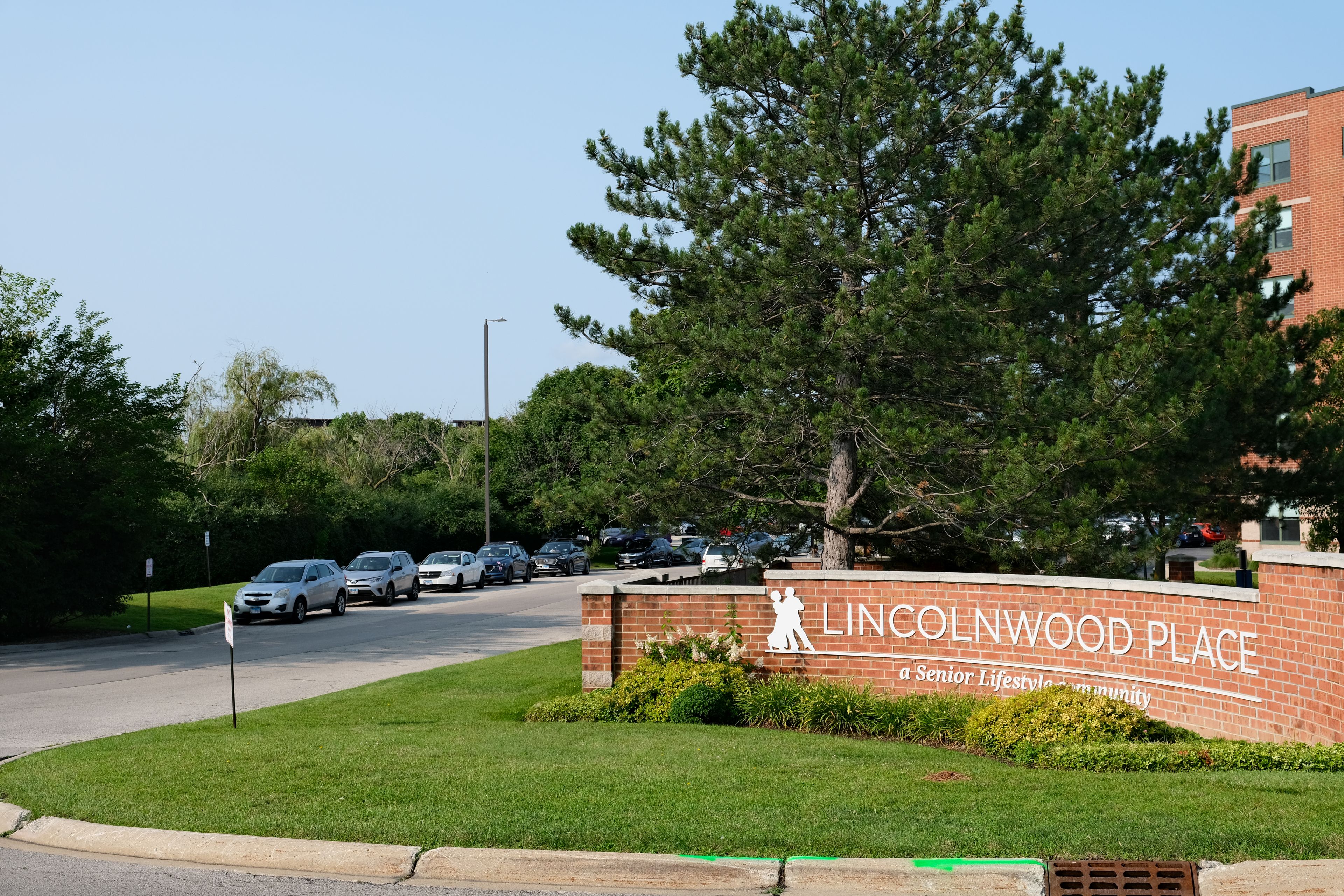 Lincolnwood Place 4