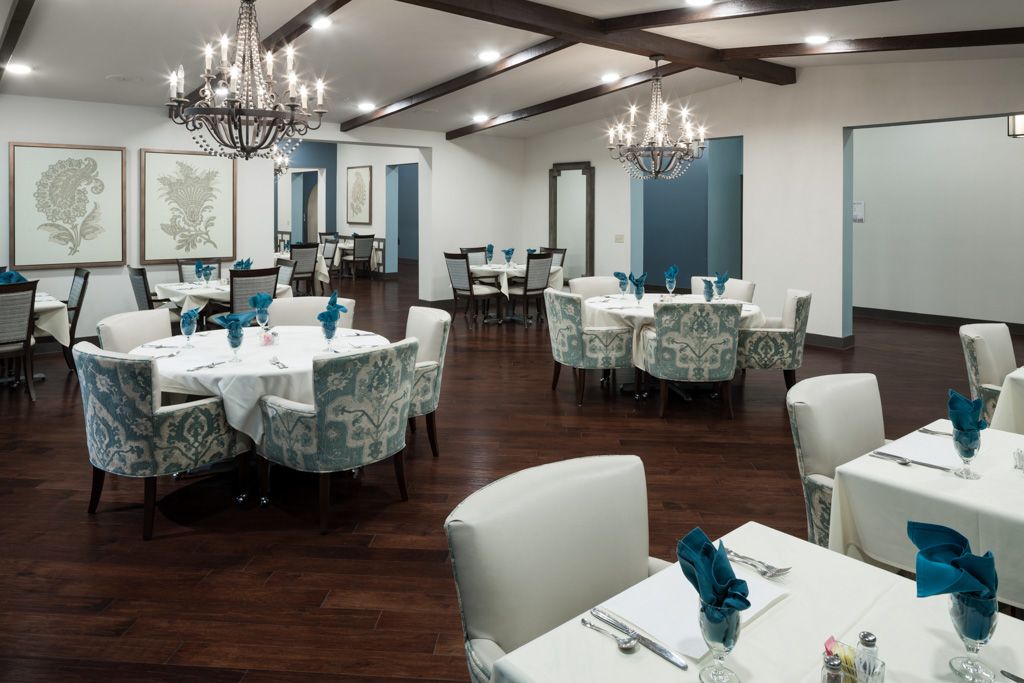 Senior living community Franklin Park Round Rock featuring elegant architecture, dining room, and reception area.