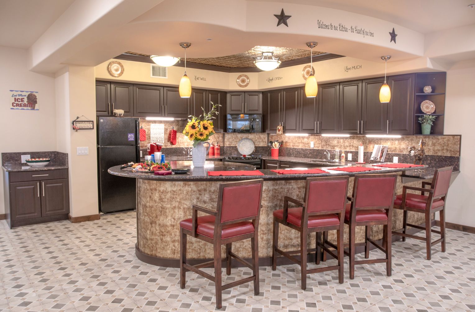 Interior view of Maple Ridge Gracious Retirement Living featuring a well-equipped kitchen and dining area.
