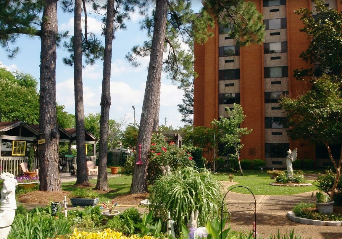 Senior living community, John Knox at Arrowhead, featuring lush gardens, modern architecture, and outdoor amenities.