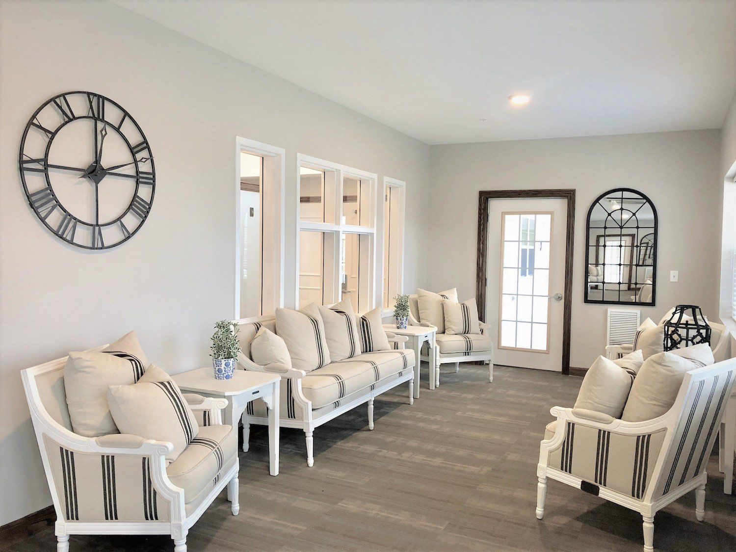Senior living community Cedarhurst of Naperville featuring cozy living room with modern decor.