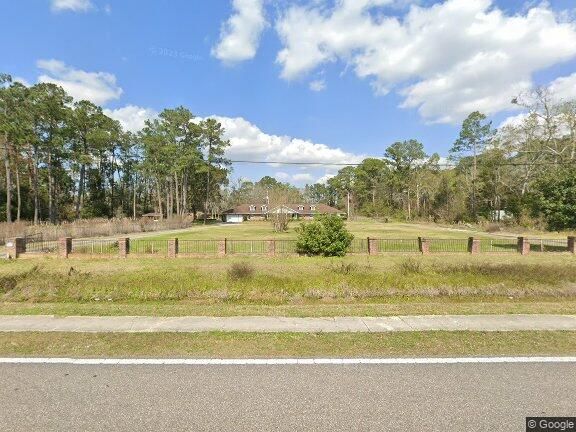 Scenic view of Laurel Oaks - ALF senior living community surrounded by lush greenery and countryside.