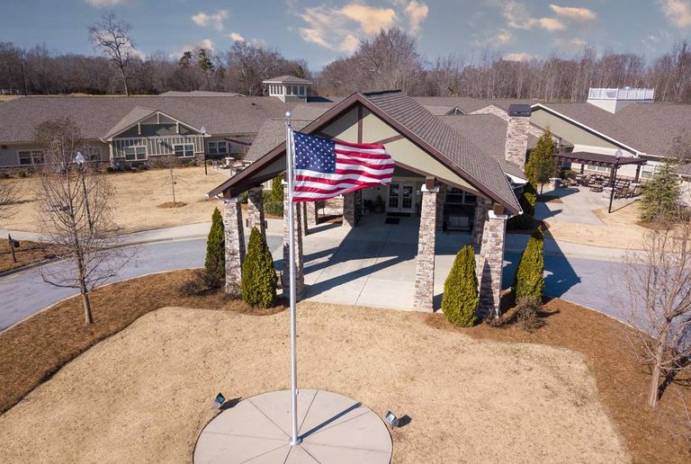 fairview-park-at-simpsonvillefairview-park-at-simpsonville-flag-in-front-of-building-1-exterior-650