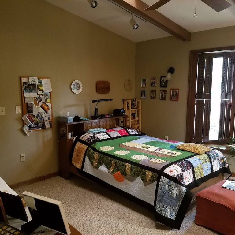 monarch-greens-assisted-living-bedroom-1