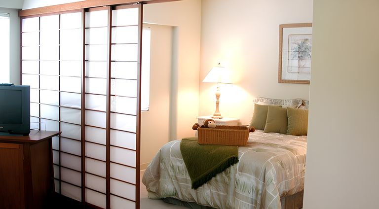 bedroom-at-senior-living-in-lihue-mini_sly_high_res_