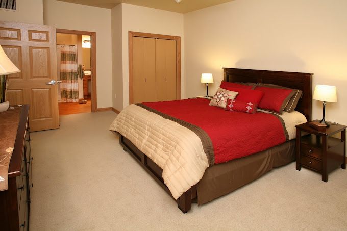 oak-park-place-of-wauwatosa-bedroom-2