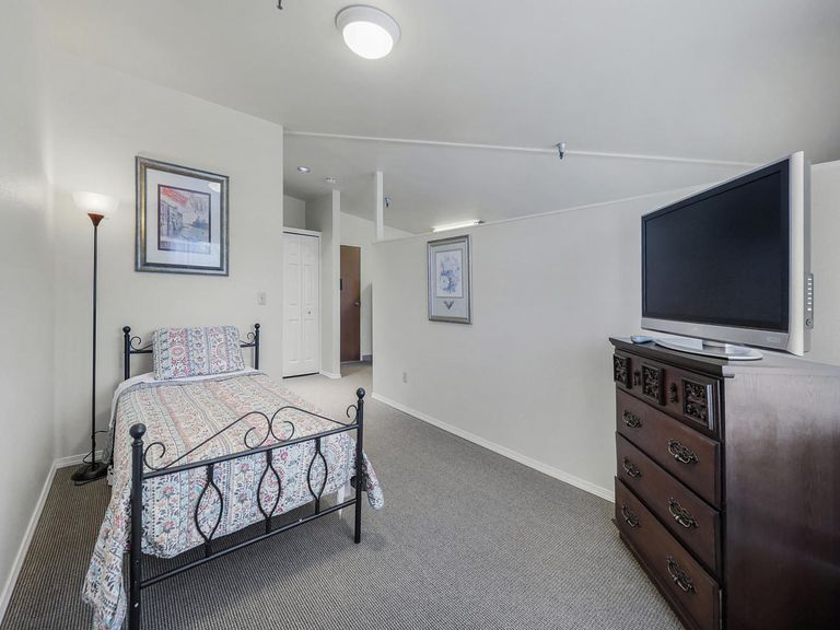 living-court-assisted-living-communityliving-court-assisted-living-community-bedroom-1