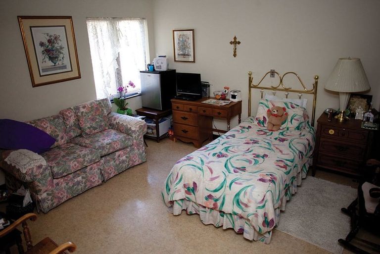st-ann-assisted-living-center-bedroom-1