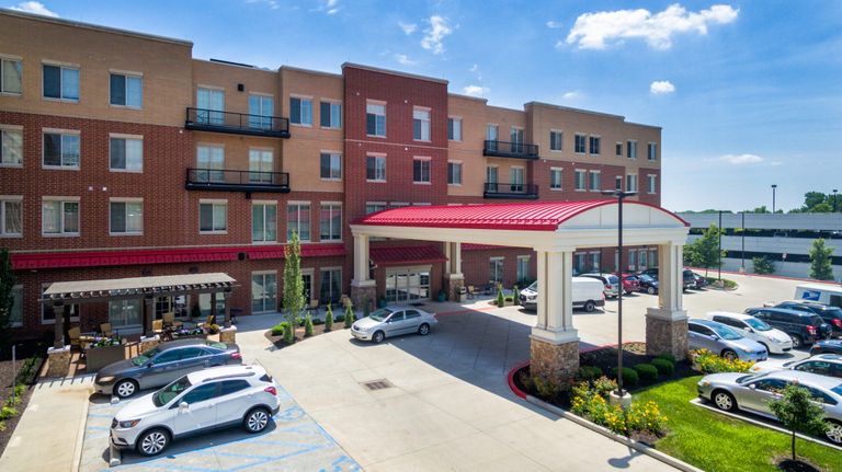 Creve-Coeur-Assisted-Living-And-Memory-Care-parking-lot-in-front-of-a-building-673