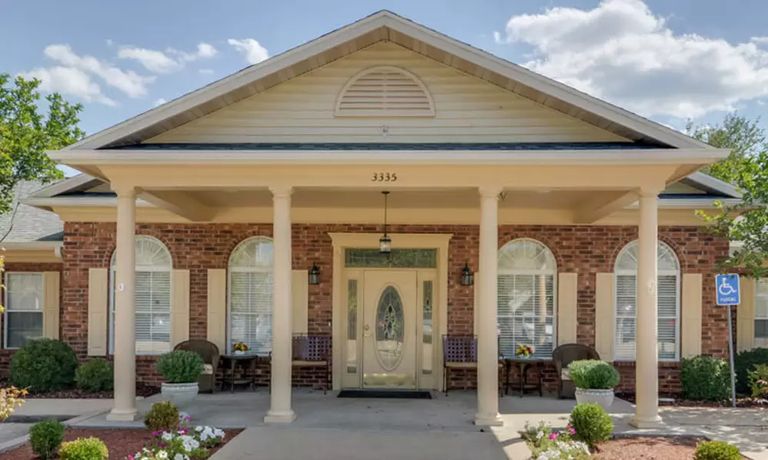assisted-living-building-entrance-in-jefferson-city_chydgq