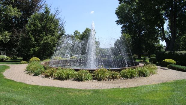 franciscan-manor-beautiful-large-fountain-outside-the-residency-51