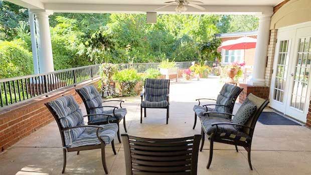 summit-place-of-south-parksummit-place-of-south-park-patio-with-chairs-105