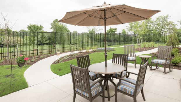 overlook-green-senior-living-backyard-patio-with-tables-and-large-umbrellas87