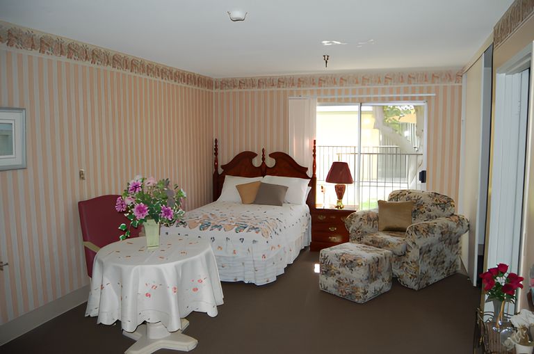 Lakewood Gardens Alzheimer's & Dementia Care, Downey, CA 3