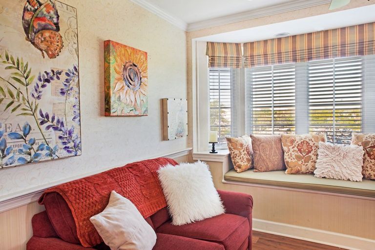 Senior living community Sunrise of Park Ridge featuring home decor like cushions, art paintings, and furniture.