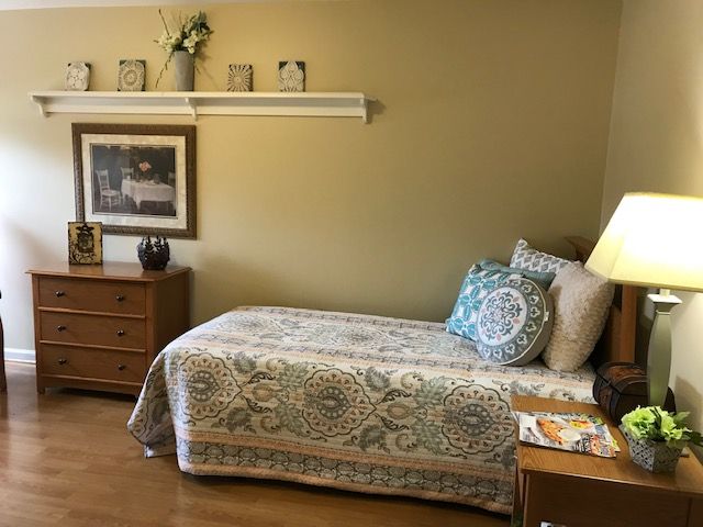 Senior living room at Arden Courts of Glen Ellyn featuring cozy furniture, art, and home decor.