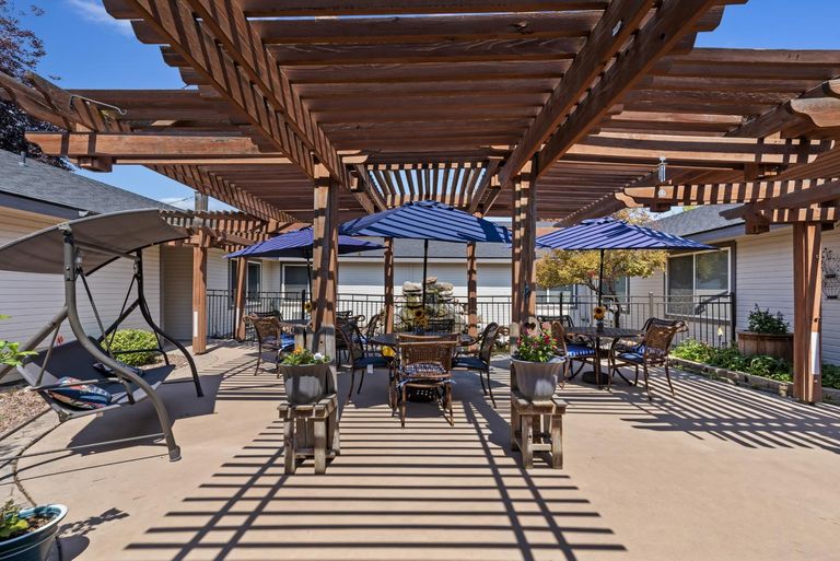 prestige-assisted-living-at-autumn-windprestige-assisted-living-at-autumn-wind-patio-6