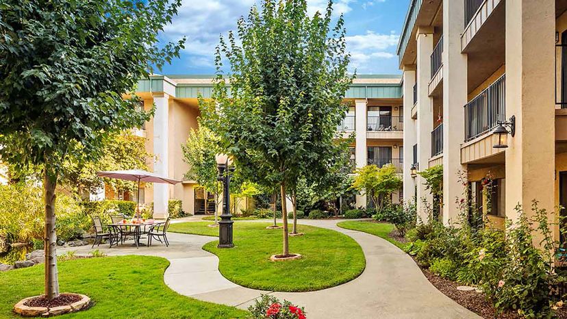 Atria El Camino Gardens